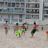 Una volta scesi non ci resta che �buttarci� in spiaggia, proprio mentre sull�arenile alcuni ragazzini improvvisano una partita di calcetto all�ombra dei palazzi di San Girolamo